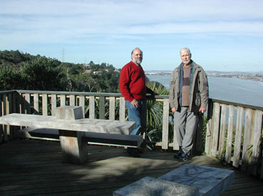  Guillermo "Willy" Kuschel y Juan E. Barriga-Tuñón Auckland NZ (ago 2004)  